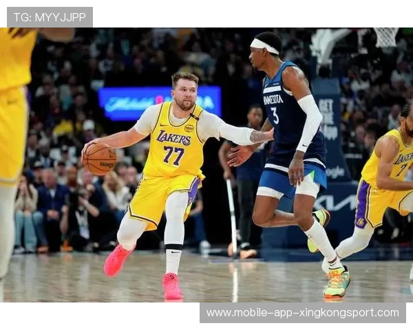 东契奇突破后送出妙传,独行侠攻防两端全面爆发 东契奇突破后送出妙传,独行侠攻防两端全面爆发