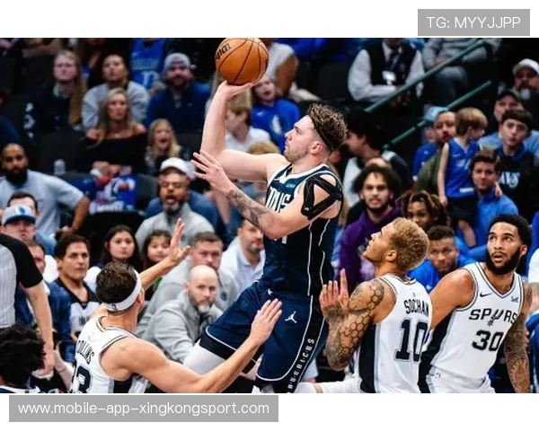 东契奇大范围分球制造空位三分,独行侠节奏平稳