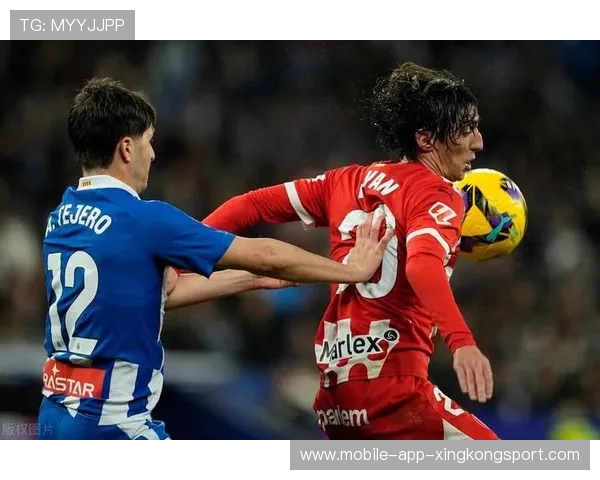 西甲赫罗纳边路进攻层层叠加,对手防线被压退